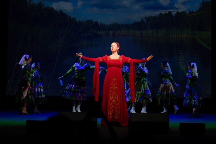 Под русские напевы: в ЮЗАО красочно отметили День народного единства