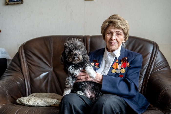 «Черный город с заклеенными окнами». Ребенок войны Римма Захарова рассказала о детстве в Москве