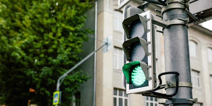 На перекрестке улиц Миклухо-Маклая и Академика Волгина установили дублирующий светофор