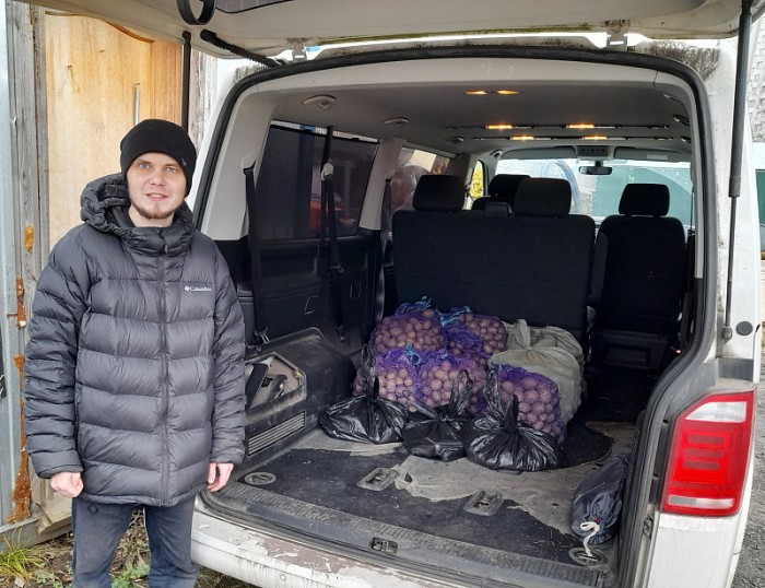 Пожилые прихожане храма Святых Праведных Симеона Богоприимца и Анны Пророчицы получили картофель от добровольцев