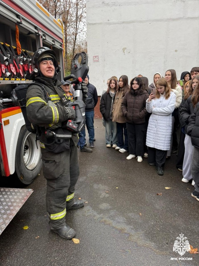 Сотрудники МЧС провели профориентационные занятия с учениками старших классов и кадетами колледжа Максимчука
