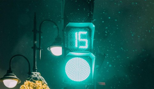 Светофор на перекрестке Болотниковской и Херсонской улиц переведут на зимний режим