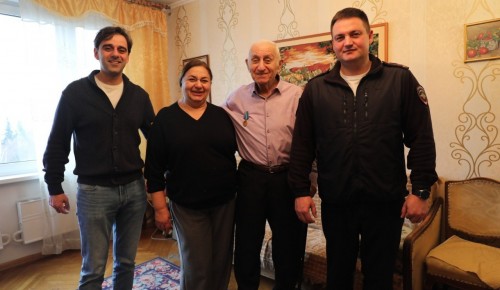 В преддверии Дня сотрудников внутренних дел полковник полиции Сергей Сорокин совместно с начальником ОМПО УВД по ЮЗАО посетили ветерана органов внутренних дел Анатолия Сантуровича Егияна