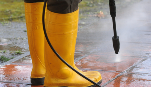 В Конькове провели мойку дорожных покрытий