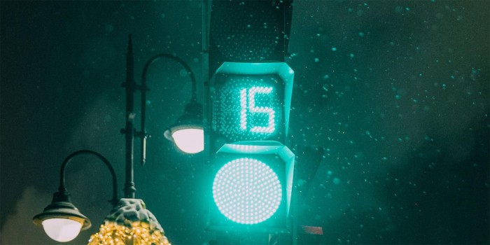 Светофор на перекрестке Болотниковской и Херсонской улиц переведут на зимний режим