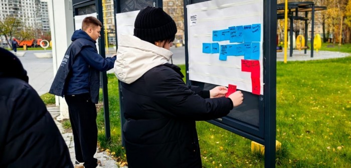 В Теплом Стане ко Дню народного единства создали живой флаг из пожеланий