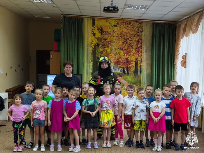 Сотрудники МЧС провели выездную экскурсию к малышам