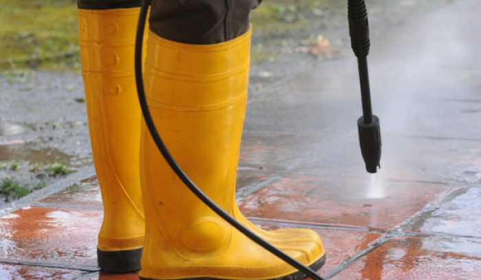 В Конькове провели мойку дорожных покрытий