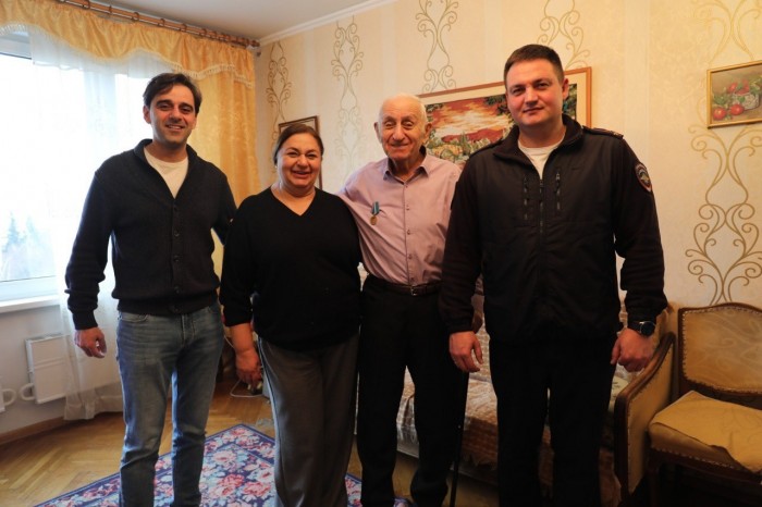 В преддверии Дня сотрудников внутренних дел полковник полиции Сергей Сорокин совместно с начальником ОМПО УВД по ЮЗАО посетили ветерана органов внутренних дел Анатолия Сантуровича Егияна