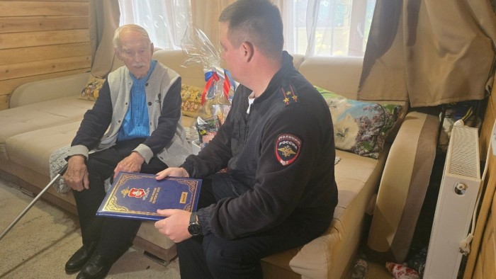 Руководители УВД по ЮЗАО поздравили с наступающим Днем сотрудника органов внутренних дел Валентина Михайловича Юрченко