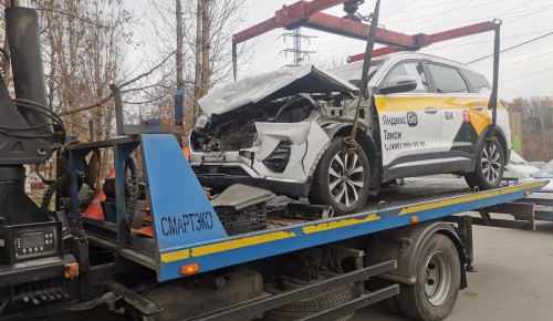 В Котловке убрали брошенный автомобиль, мешавший жителям