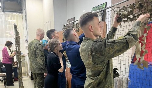 Москвичи вяжут теплую одежду и плетут маскировочные сети для бойцов СВО