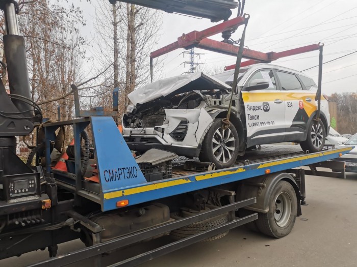 В Котловке убрали брошенный автомобиль, мешавший жителям