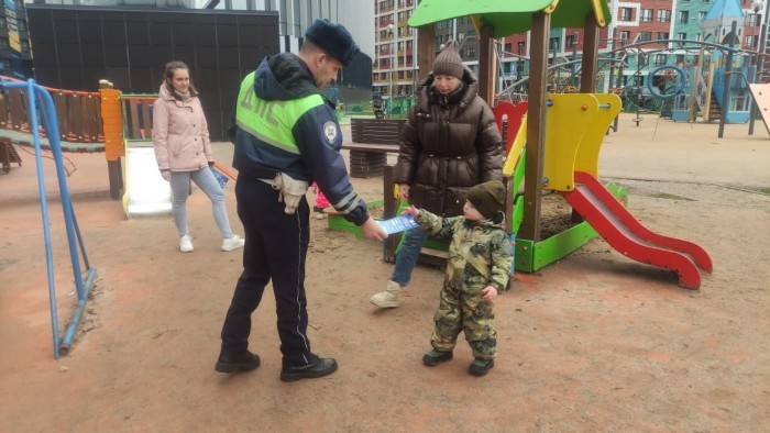 На юго-западе столицы автоинспекторы провели акцию «Безопасный двор»