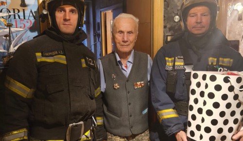 В рамках акции "35 добрых дел" сотрудники 52 ПСЧ навестили ветерана