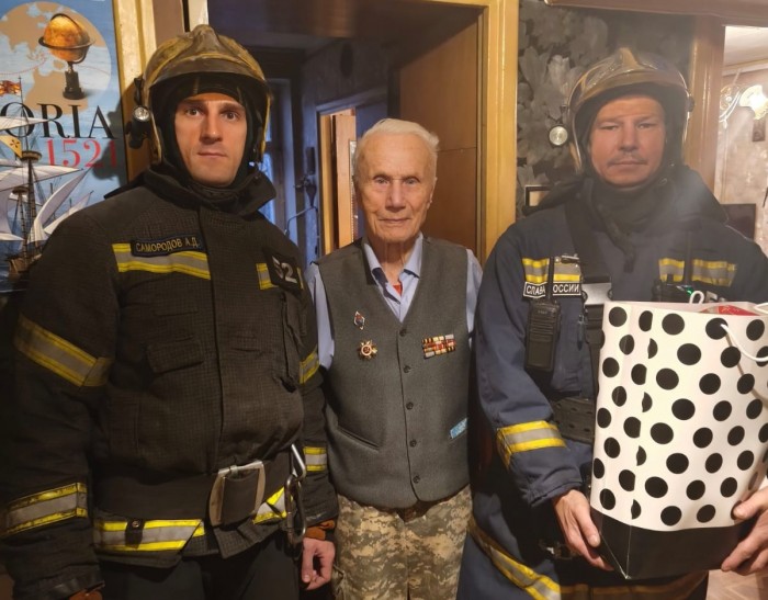 В рамках акции "35 добрых дел" сотрудники 52 ПСЧ навестили ветерана