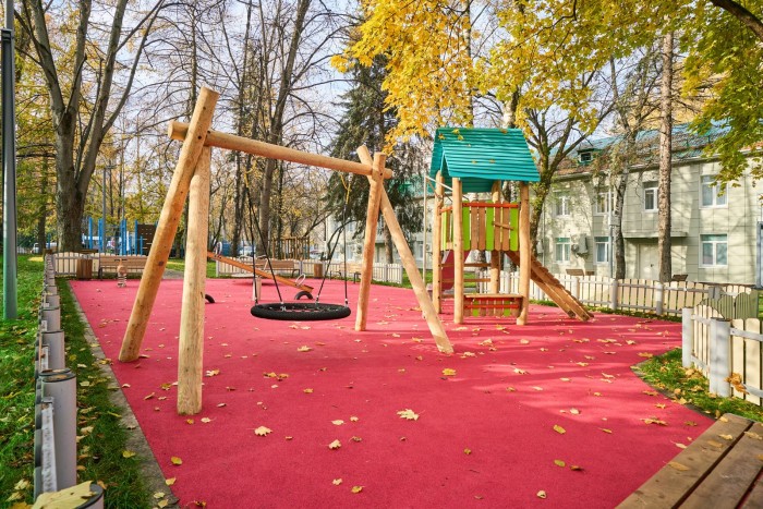 В районе Зюзино благоустроили территорию около центра госуслуг «Мои документы»