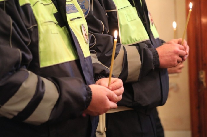В преддверии Дня памяти жертв ДТП Госавтоинспекторы юго-запада столицы приняли участие в панихиде в Храме Живоначальной Троицы в Воронцовском парке