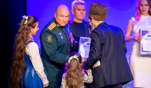 Личные истории о СВОих. Волонтеров наградили в столице