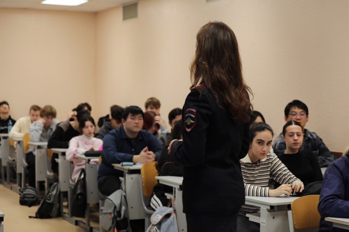 В рамках профилактической акции «Чистое поколение» сотрудники полиции юго-запада Москвы провели лекцию в РУДН