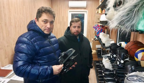 Глава управы района Черемушки проверил ремонт подъездов и подготовку спортобъектов