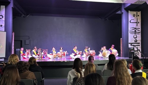 Барабанщики и танцоры из школы №17 выступили в центре корейского искусства и языка K’ARTS