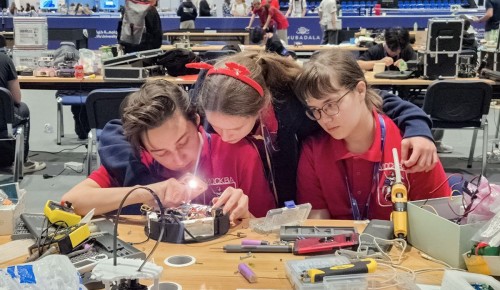 Девятиклассница школы №1514 победила в турнире по робототехнике в Абу-Даби