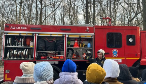 В библиотеке №173 прошла встреча учащихся центра «Самбо‑70» с пожарными