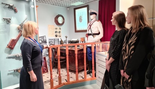 Молодые полицейские УВД по ЮЗАО, окончившие в 2025 году Московский университет МВД России имени В.Я. Кикотя, посетили Постоянно действующую экспозицию истории ОВД Москвы