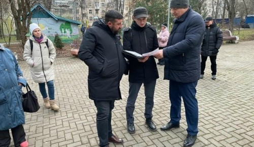 Во дворе дома на Ленинском проспекте удалят сухие деревья