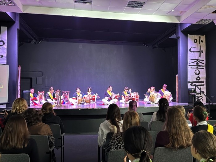 Барабанщики и танцоры из школы №17 выступили в центре корейского искусства и языка K’ARTS