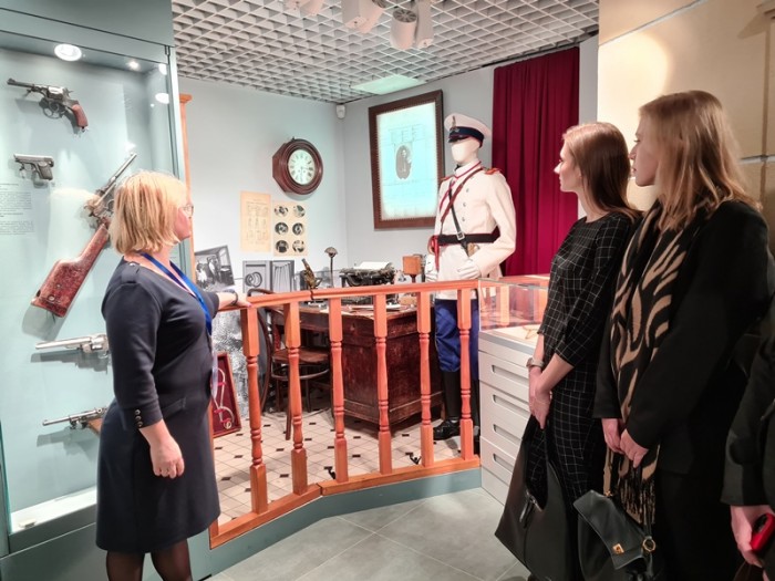 Молодые полицейские УВД по ЮЗАО, окончившие в 2025 году Московский университет МВД России имени В.Я. Кикотя, посетили Постоянно действующую экспозицию истории ОВД Москвы