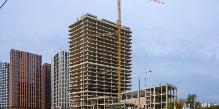 В Обручевском районе началась облицовка фасада нового бизнес-центра