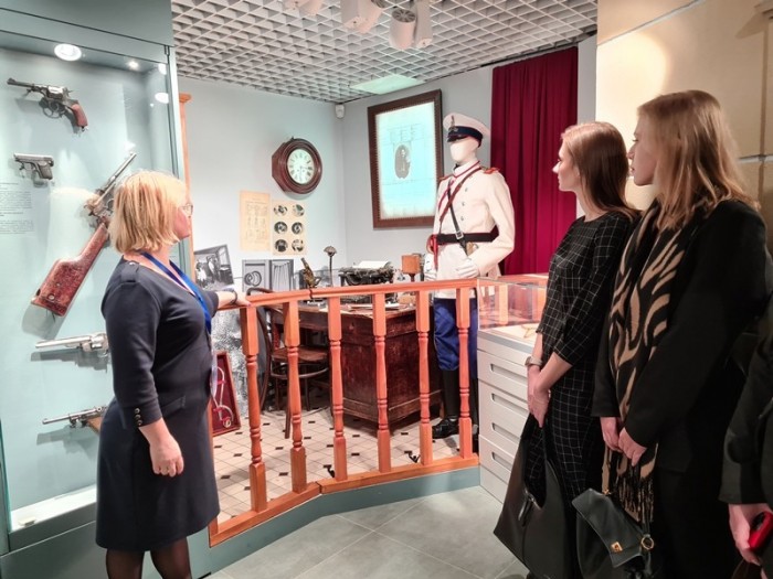Молодые полицейские УВД по ЮЗАО, окончившие в 2025 году Московский университет МВД России имени В.Я. Кикотя, посетили Постоянно действующую экспозицию истории ОВД Москвы