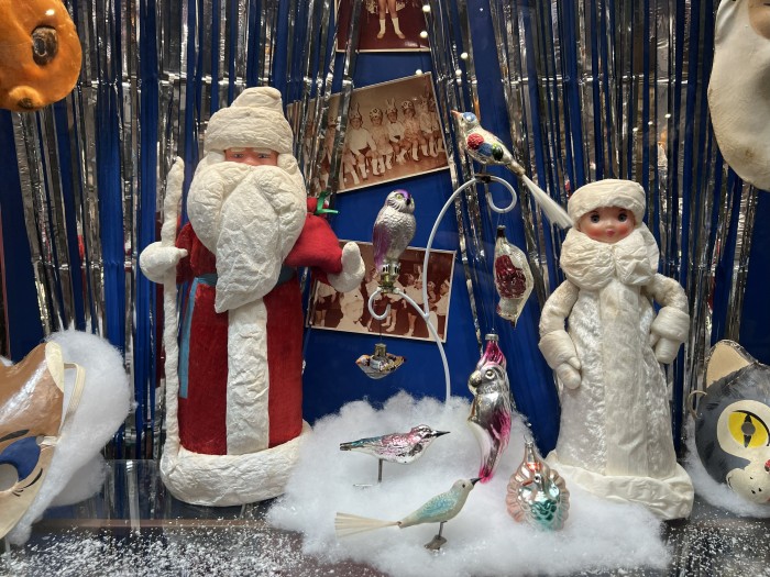 Билет в советское детство: о чем молчат старые елочные игрушки на выставке в ЮЗАО