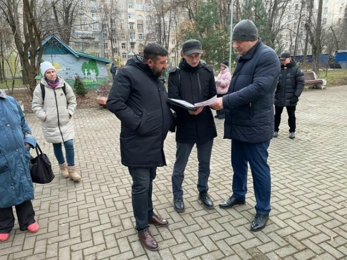 Во дворе дома на Ленинском проспекте удалят сухие деревья