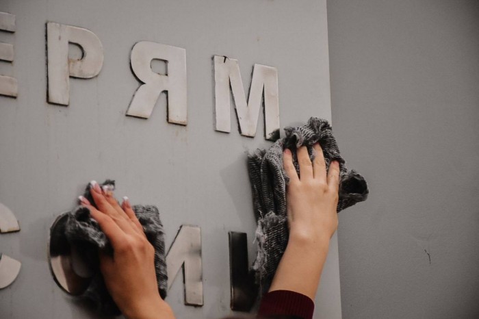 Ученики школы №2009 привели в порядок памятник в ходе патронатной акции