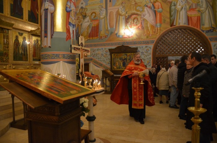 В храме сщмч. Ермогена в Зюзине освятили новую икону, созданную по инициативе прихожан