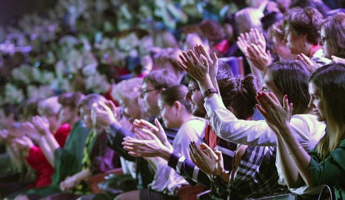 В Обручевском районе ко Дню матери подготовили два концертных мероприятия