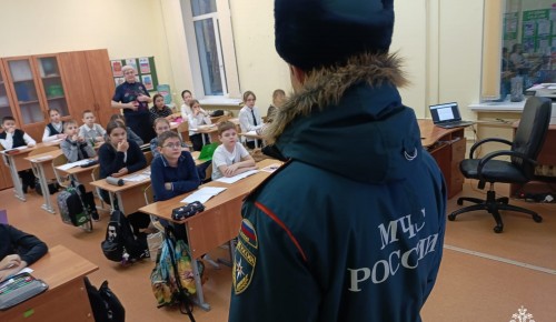 В школе №2115 прошла встреча учеников с пожарным-спасателем на тему «Профессия – жизнь спасать»