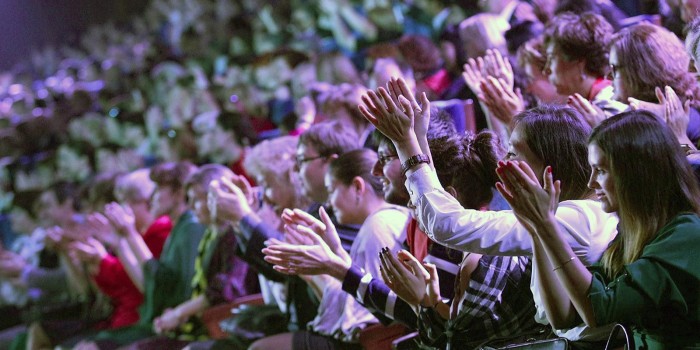 В Обручевском районе ко Дню матери подготовили два концертных мероприятия