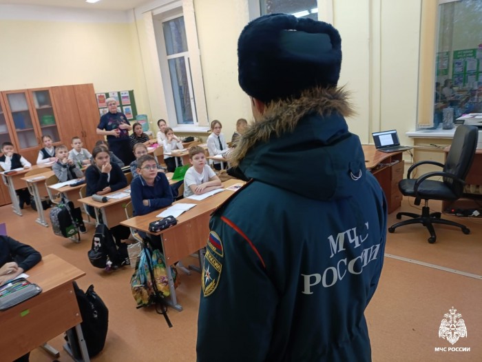 В школе №2115 прошла встреча учеников с пожарным-спасателем на тему «Профессия – жизнь спасать»