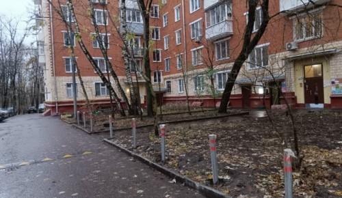 Во дворах Ломоносовского района установили антипарковочные столбики и полусферы