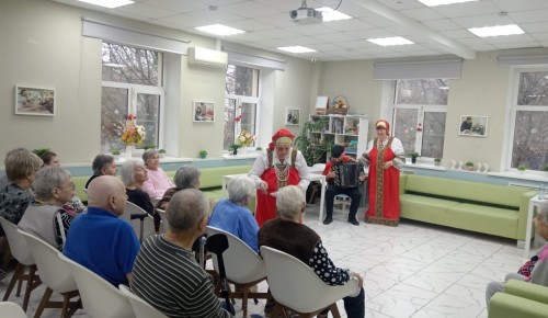 Хор храма Владимирской иконы Божией Матери поздравил жителей дома престарелых в Бирюлево с Днем матери