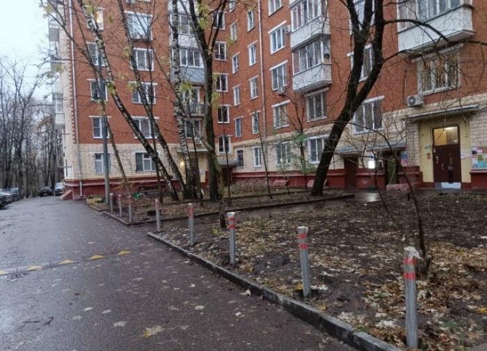 Во дворах Ломоносовского района установили антипарковочные столбики и полусферы