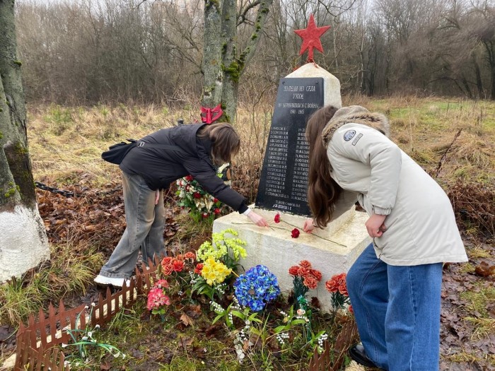 Учащиеся школы №1206 приняли участие в патронатной акции в местах памяти в Узком