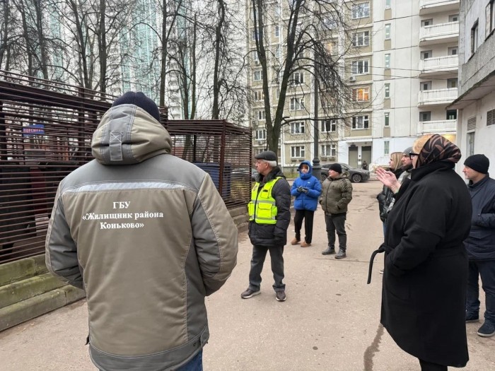 Глава управы Конькова осмотрела территории на Профсоюзной улице