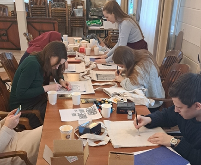 Молодежь в Котловке расписала шоперы для рождественской ярмарки