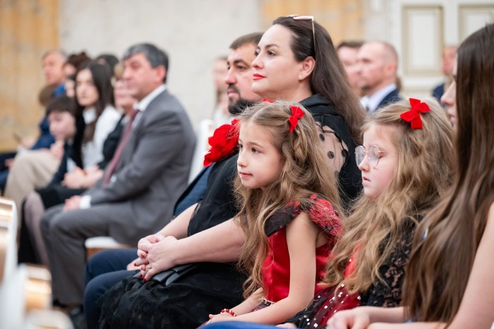 Многодетная семья из Зюзина получила государственную награду «Родительская слава»