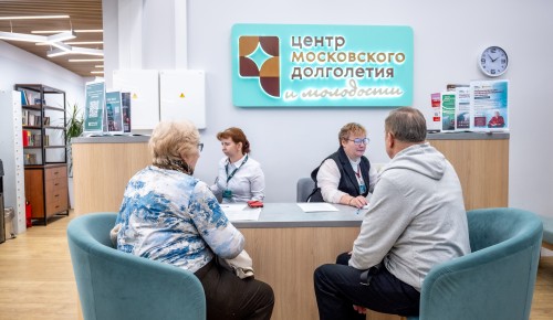 Понять зумера и не поссориться: московских пенсионеров учат языку молодежи